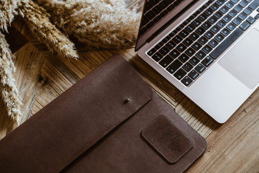 Skórzane etui z klapą na MacBook 16" Pro/Air - ciemny brąz-0